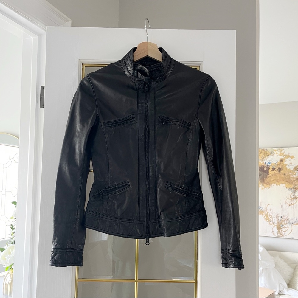 M08 Fitted Black Leather Jacket